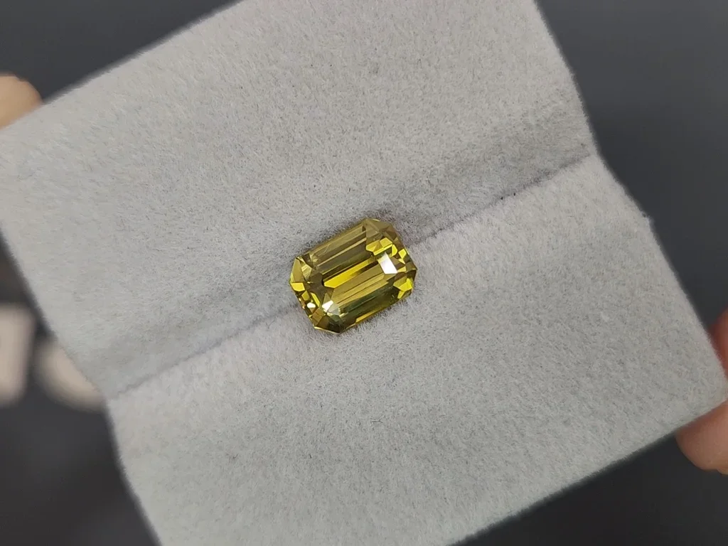 Yellow-green chrysoberyl in octagon cut 2.45 carats, Sri Lanka Image №4