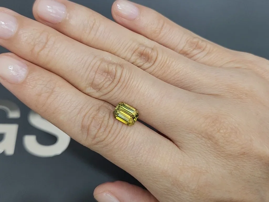 Yellow-green chrysoberyl in octagon cut 2.45 carats, Sri Lanka Image №2