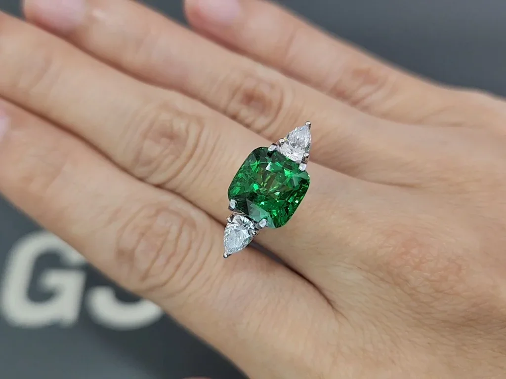 Tsavorite garnet Vibrant Green cushion cut  5.02 carats, Tanzania Image №5