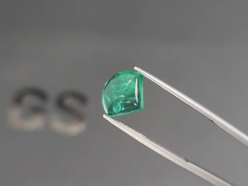 Emerald fancy cabochon cut 3.04 carats, Russia Image №3