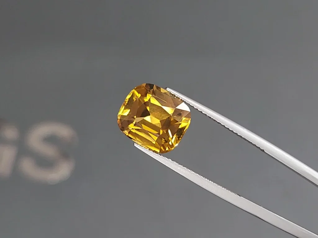 Yellow zircon cushion cut 10.39 carats, Africa  Image №3
