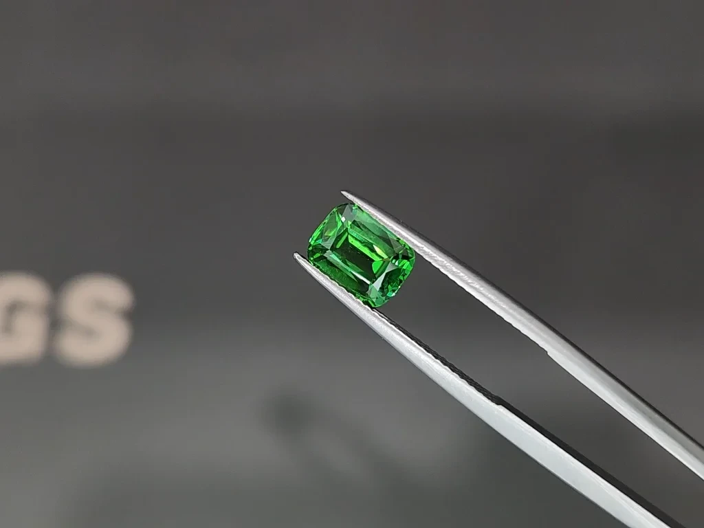 Garnet tsavorite Vivid Green cushion cut 2.11 carats, Africa Image №3