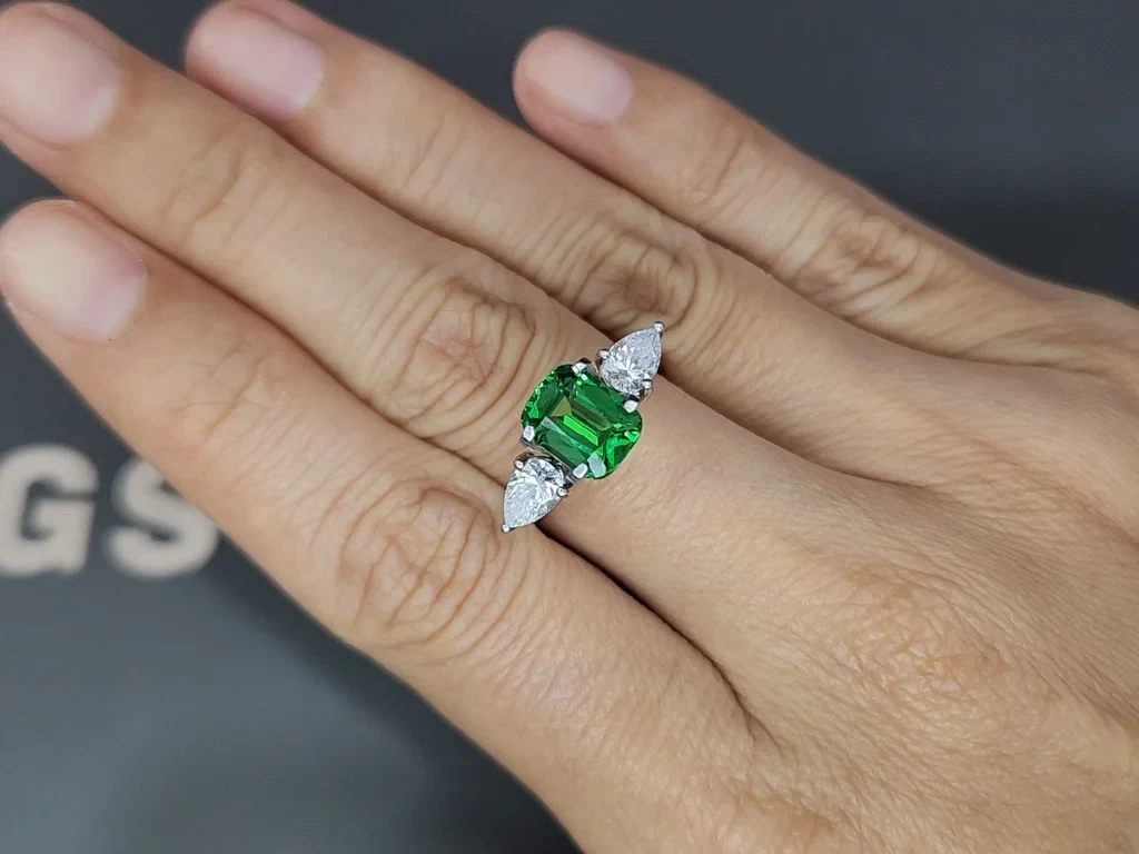 Garnet tsavorite Vivid Green cushion cut 2.11 carats, Africa Image №5
