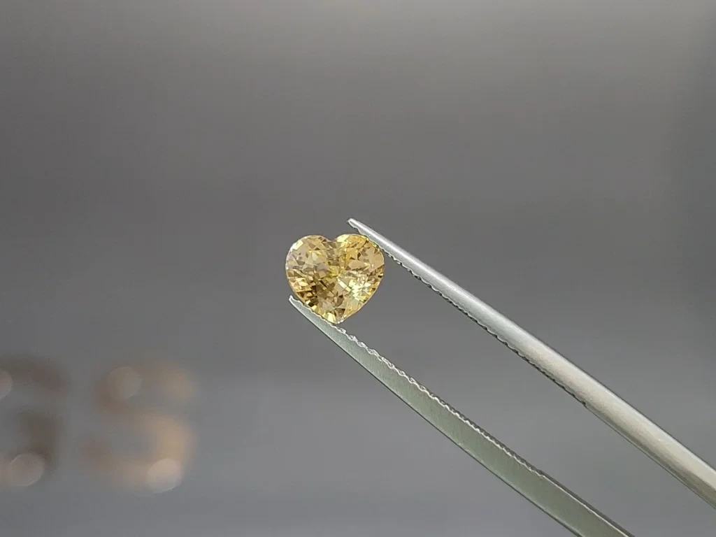 Unheated yellow sapphire heart shape 1.54 carats, Sri Lanka Image №3