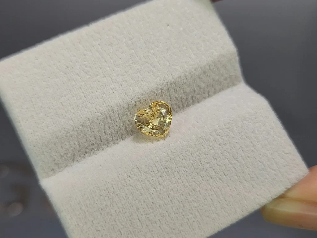 Unheated yellow sapphire heart shape 1.54 carats, Sri Lanka Image №4