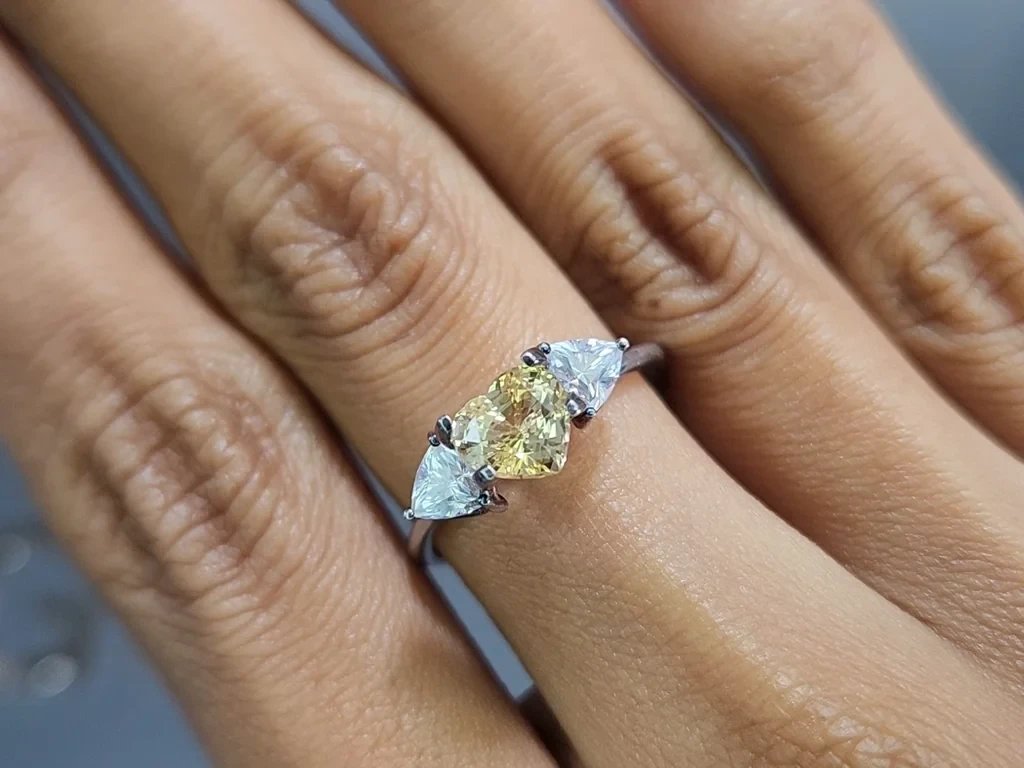 Unheated yellow sapphire heart shape 1.54 carats, Sri Lanka Image №5