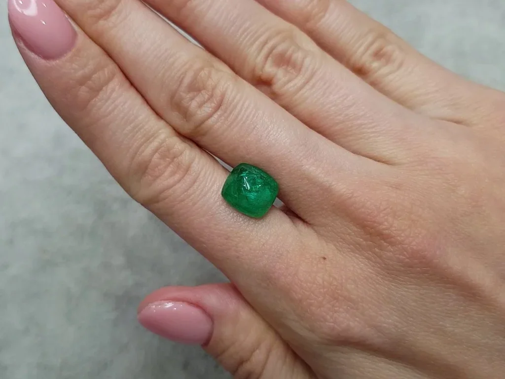 Zambian emerald in sugarloaf cut 4.82 carats Image №2