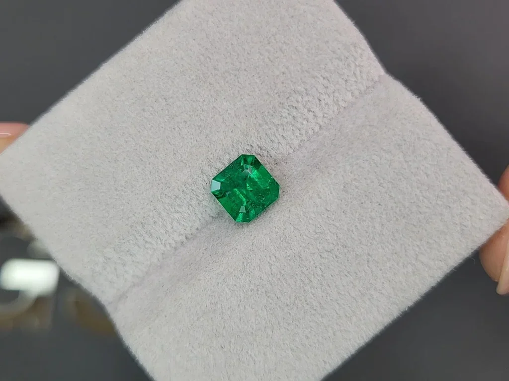 Colombian Vivid Muzo Green emerald 0.99 ct Image №4