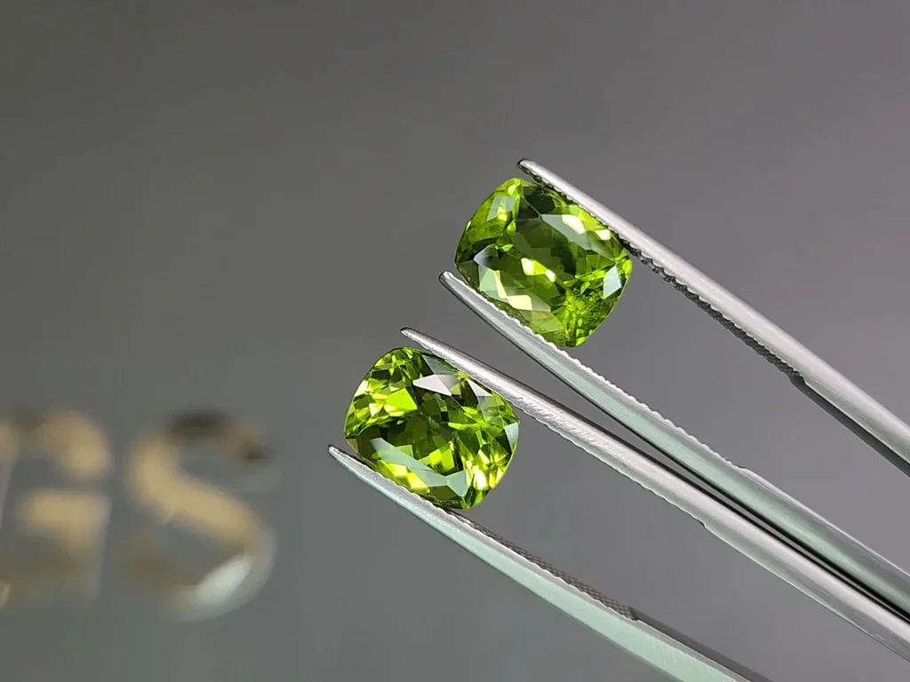 Pair of cushion cut peridots from Burma 6.84 carats  Image №3