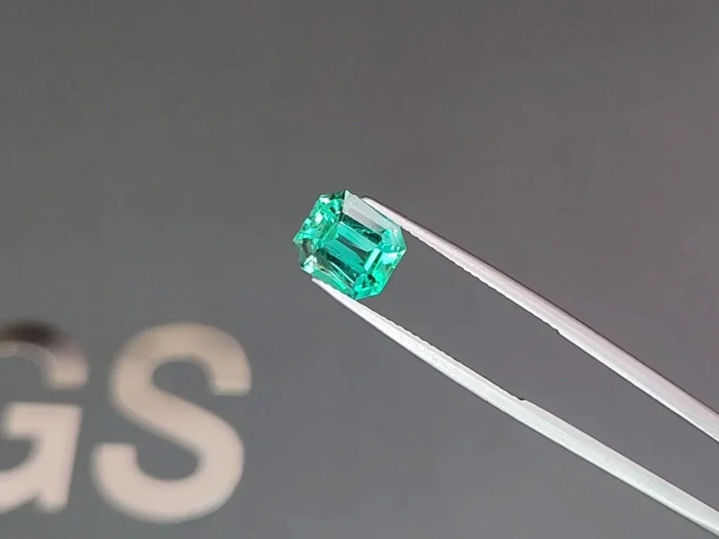 Vibrant green Colombian emerald in octagon cut 2.34 carats  Image №3