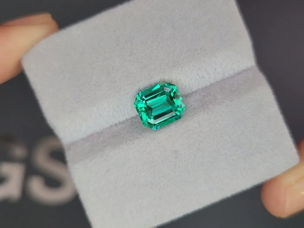 Vibrant green Colombian emerald in octagon cut 2.34 carats  Image №4