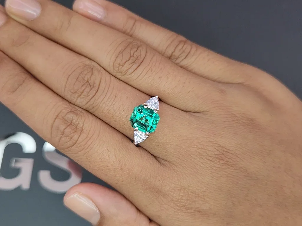 Vibrant green Colombian emerald in octagon cut 2.34 carats  Image №5