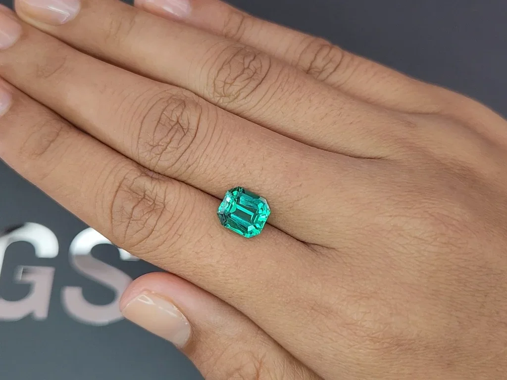 Vibrant green Colombian emerald in octagon cut 2.34 carats  Image №2