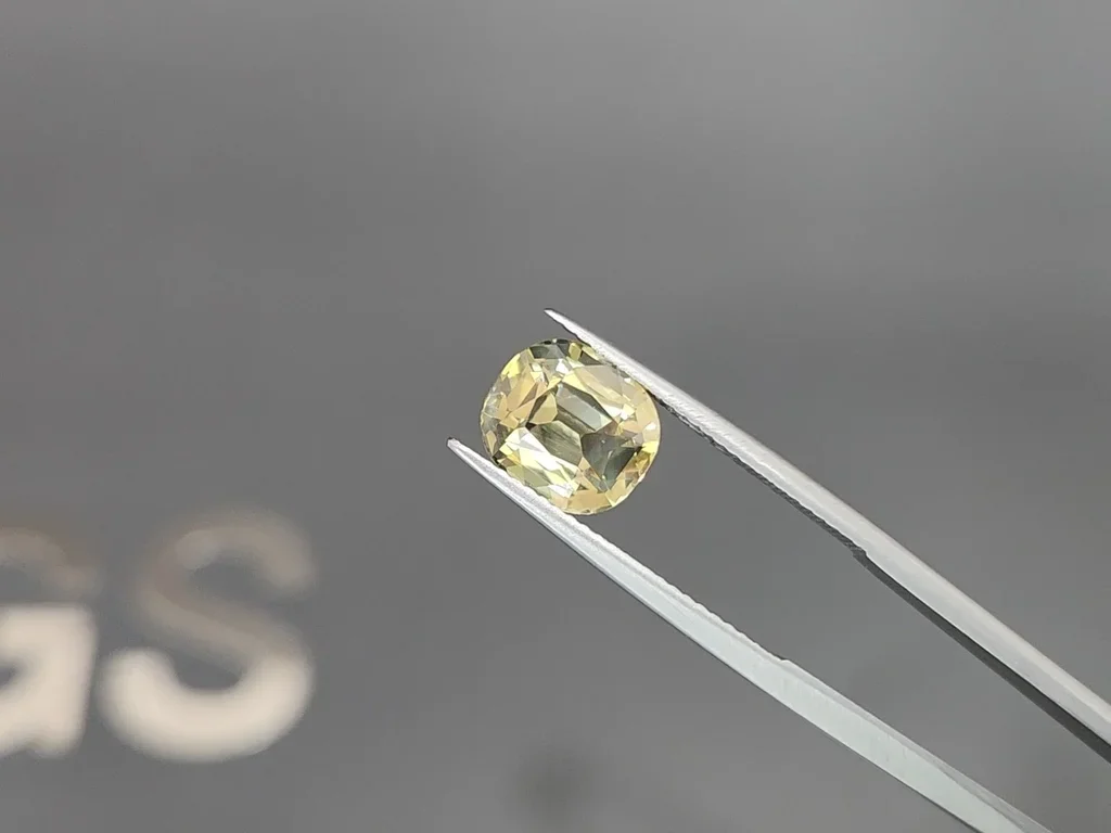 Yellow-green cushion-cut chrysoberyl 4.03 carats, Sri Lanka Image №3