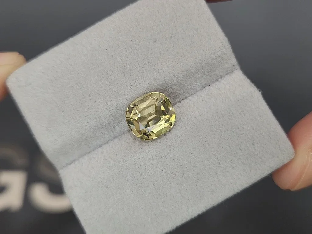 Yellow-green cushion-cut chrysoberyl 4.03 carats, Sri Lanka Image №4