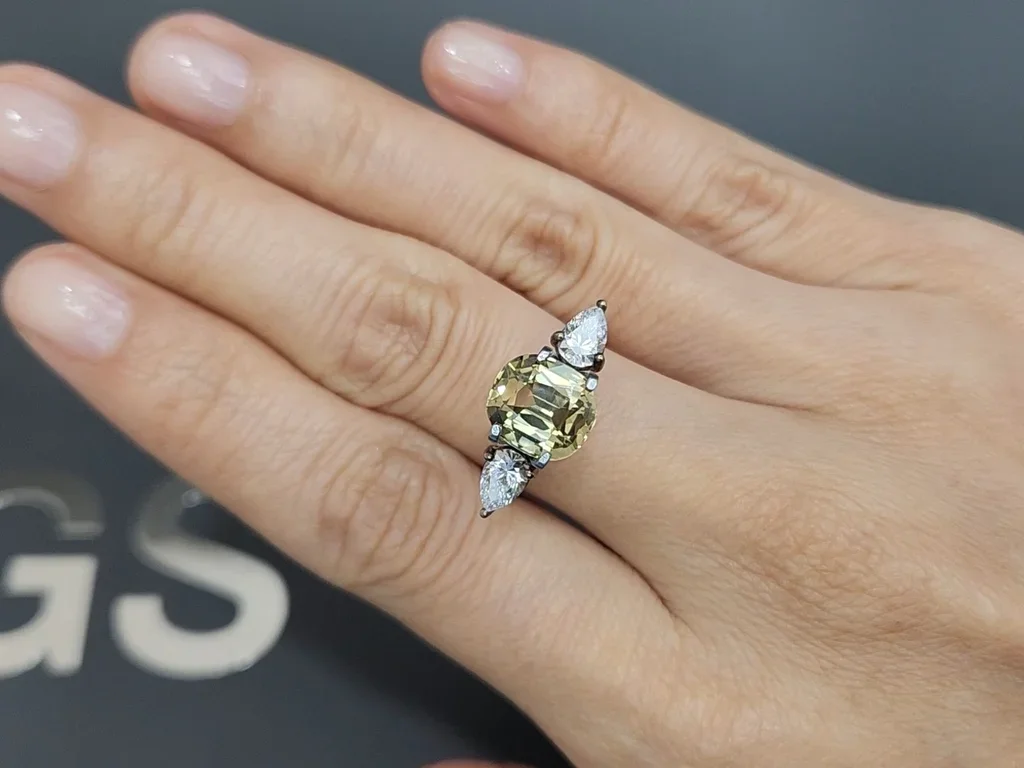 Yellow-green cushion-cut chrysoberyl 4.03 carats, Sri Lanka Image №5