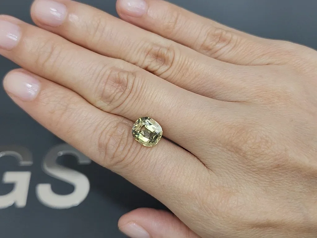 Yellow-green cushion-cut chrysoberyl 4.03 carats, Sri Lanka Image №2