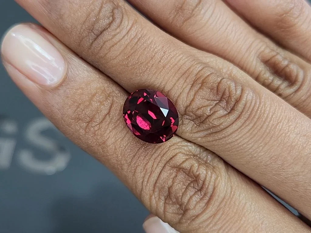 Garnet rhodolite oval cut 7.28 carats, Africa Image №2