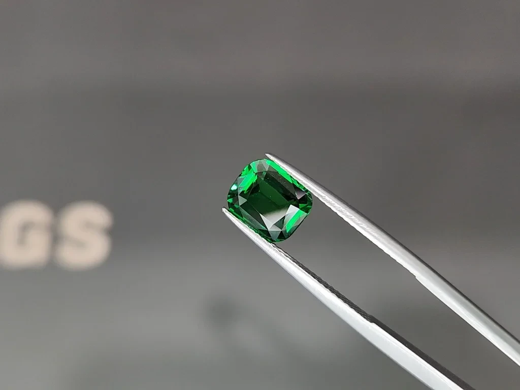Garnet tsavorite Vivid Green cushion cut 3.03 carats, Africa Image №3