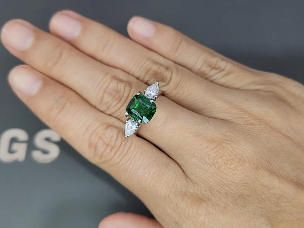 Garnet tsavorite Vivid Green cushion cut 3.03 carats, Africa Image №5