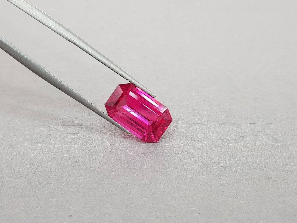 Vivid pinkish-red Burmese spinel in octagon cut 5.22 ct Image №5