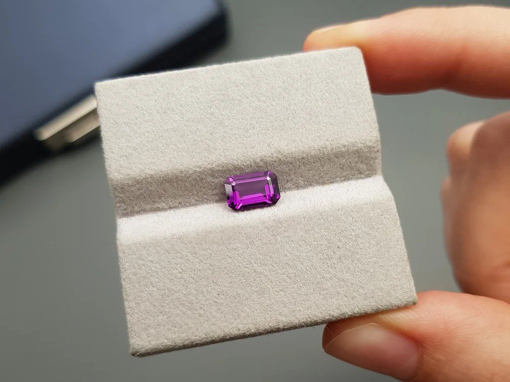 Octagon cut umbalite garnet 1.45 carats Image №2