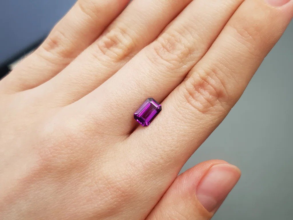 Octagon cut umbalite garnet 1.45 carats Image №3