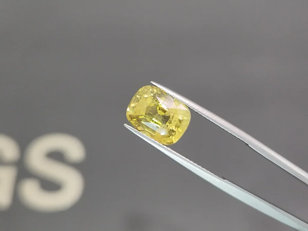 Yellow chrysoberyl in cushion cut 5.84 carats, Sri Lanka Image №3
