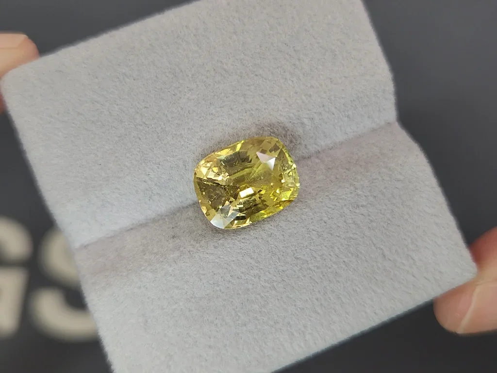 Yellow chrysoberyl in cushion cut 5.84 carats, Sri Lanka Image №4