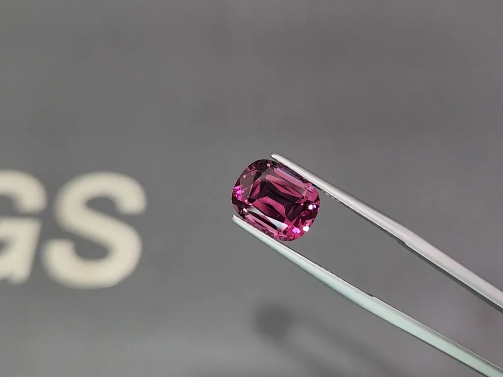 Garnet rhodolite  cushion cut  6.37carats, Tanzania Image №3