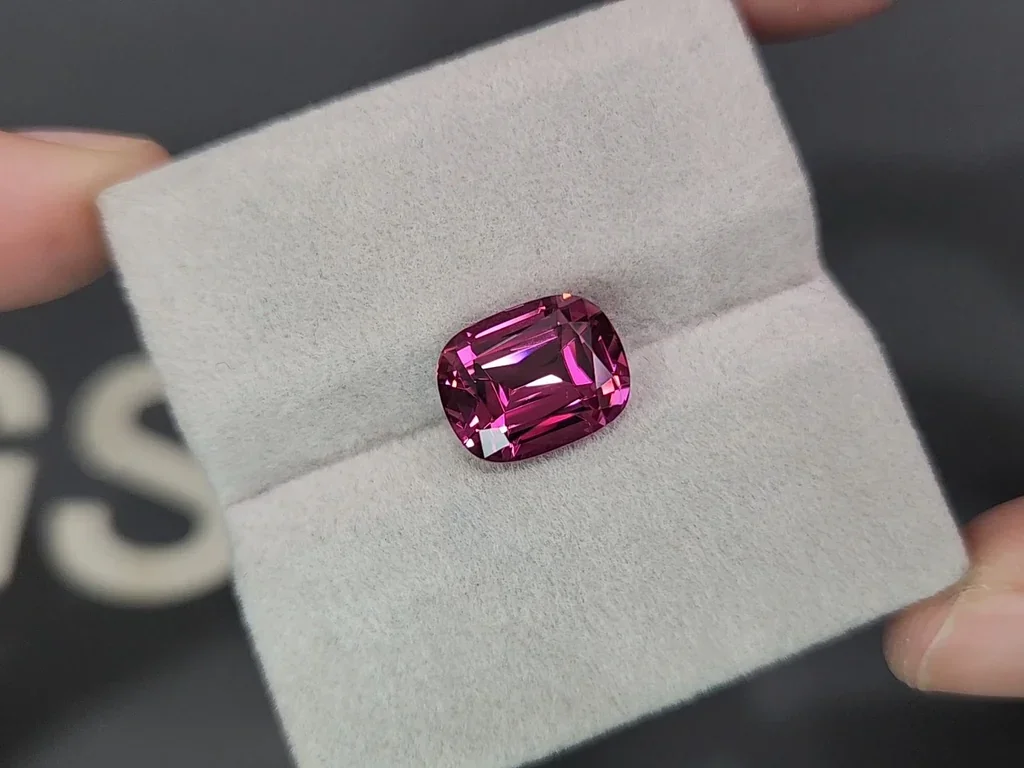 Garnet rhodolite  cushion cut  6.37carats, Tanzania Image №4