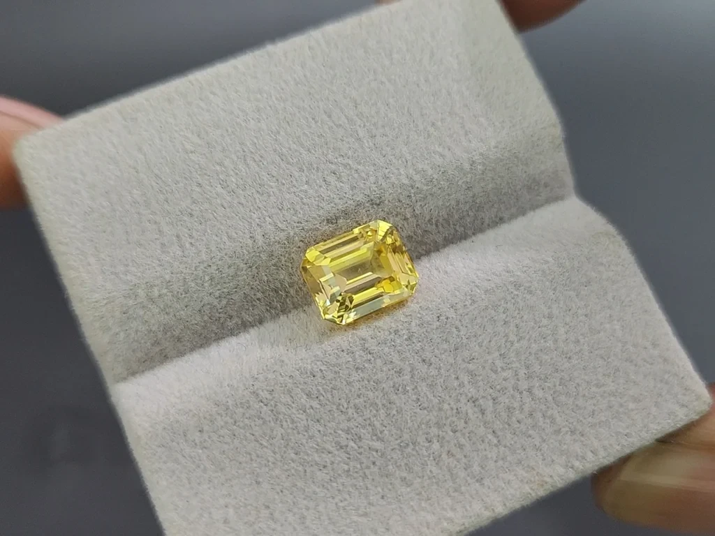 Sapphire Vivid Yellow octagon cut 3.03 carats, Sri Lanka Image №4