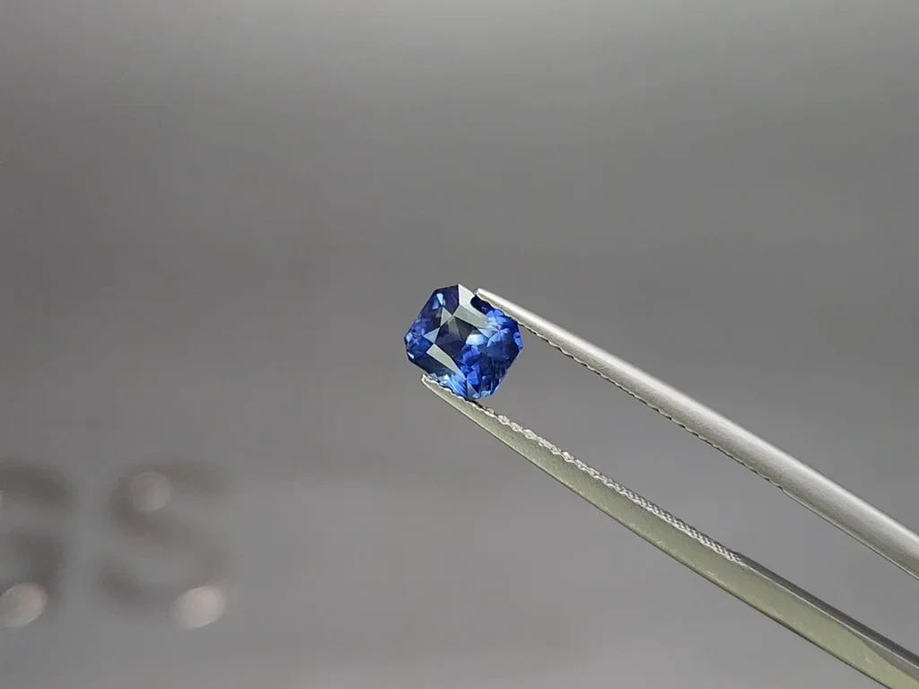 Sapphire Cornflower Blue radiant cut 1,26 carats, Sri Lanka Image №3