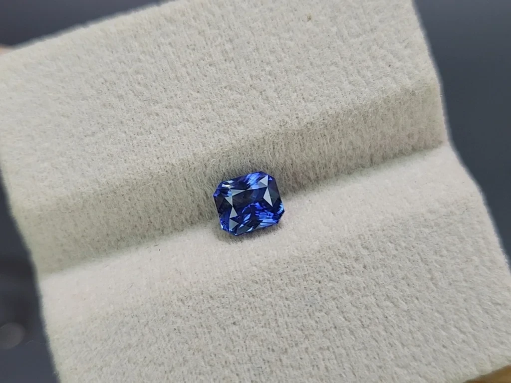 Sapphire Cornflower Blue radiant cut 1,26 carats, Sri Lanka Image №4