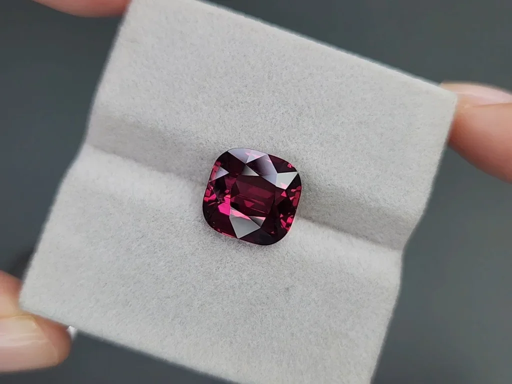 Cushion cut rhodolite garnet 7.05 carats, Sri Lanka  Image №4