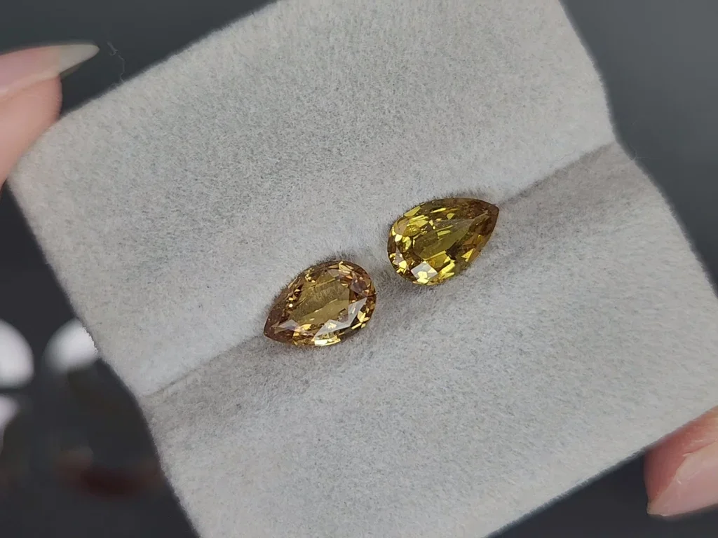 Pair of unheated yellow sapphires pear cut 2.47 carats, Madagascar  Image №4