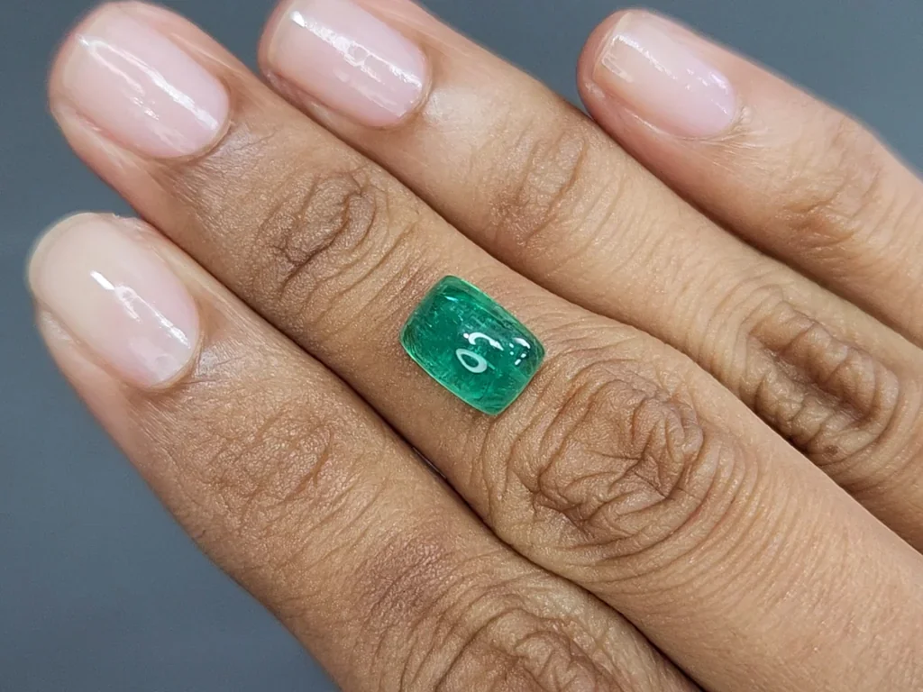 Emerald cabochon cut 3.27 carats, Russia Image №2