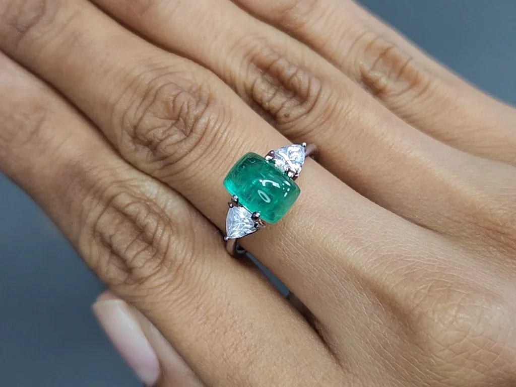 Emerald cabochon cut 3.27 carats, Russia Image №5