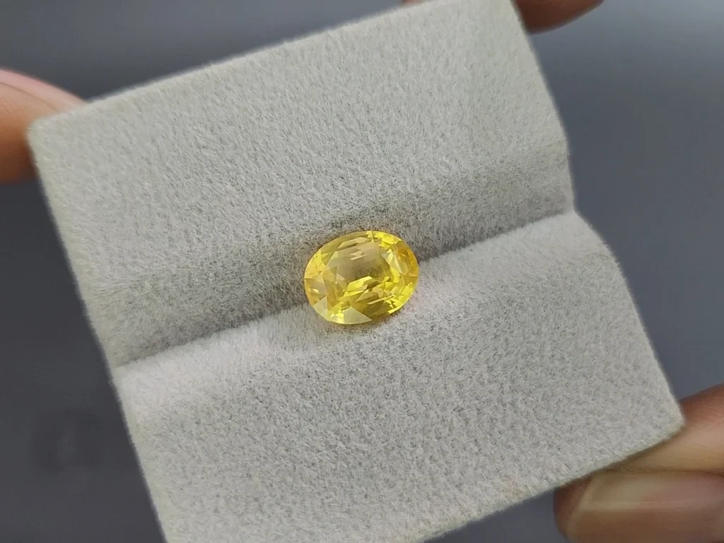 Sapphire Vivid Yellow  with rutile silk effect oval cut 3.01 carats, Sri Lanka Image №4