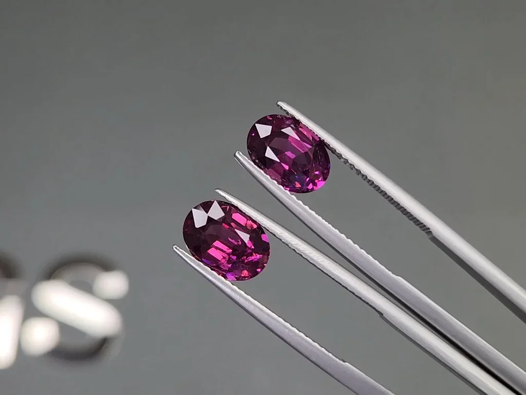 Pair of oval cut rhodolite garnets 5.50 carats, Tanzania Image №3
