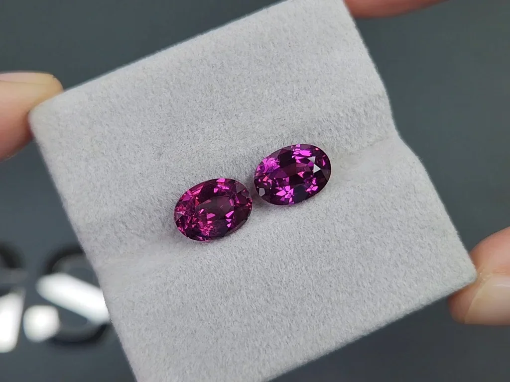 Pair of oval cut rhodolite garnets 5.50 carats, Tanzania Image №4