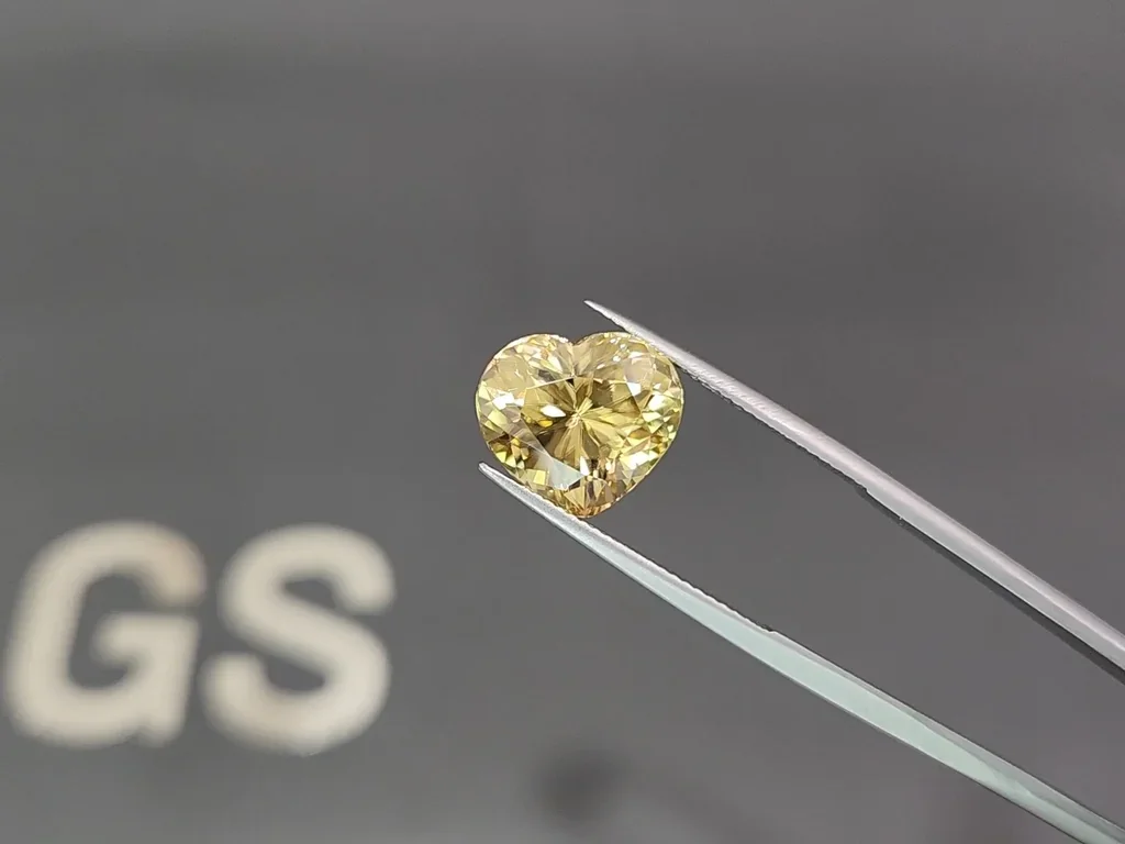 Yellow zircon heart shape 10.54 carats, Tanzania Image №3