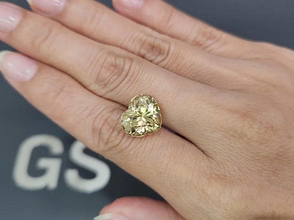 Yellow zircon heart shape 10.54 carats, Tanzania Image №2