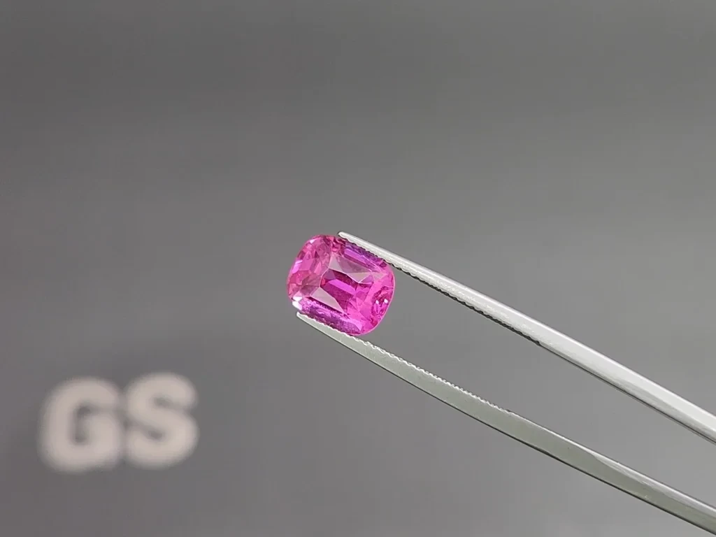 Rare unheated vivid and vibrant pink sapphire in cushion cut 4.01 carats, Madagascar  Image №3