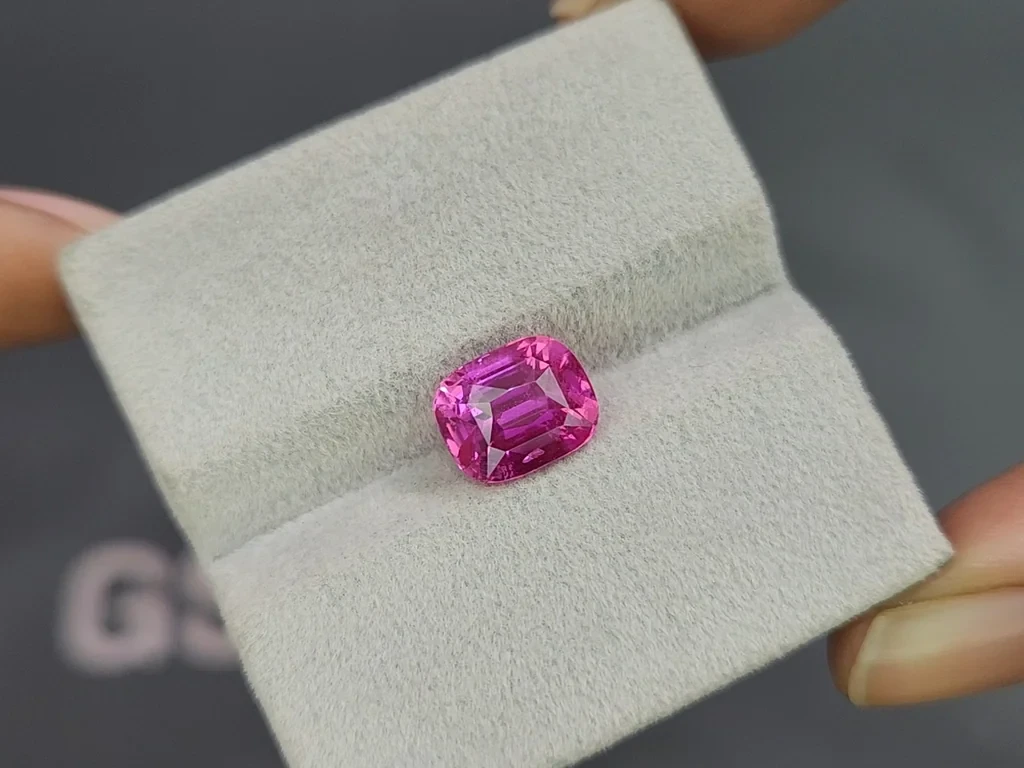 Rare unheated vivid and vibrant pink sapphire in cushion cut 4.01 carats, Madagascar  Image №4