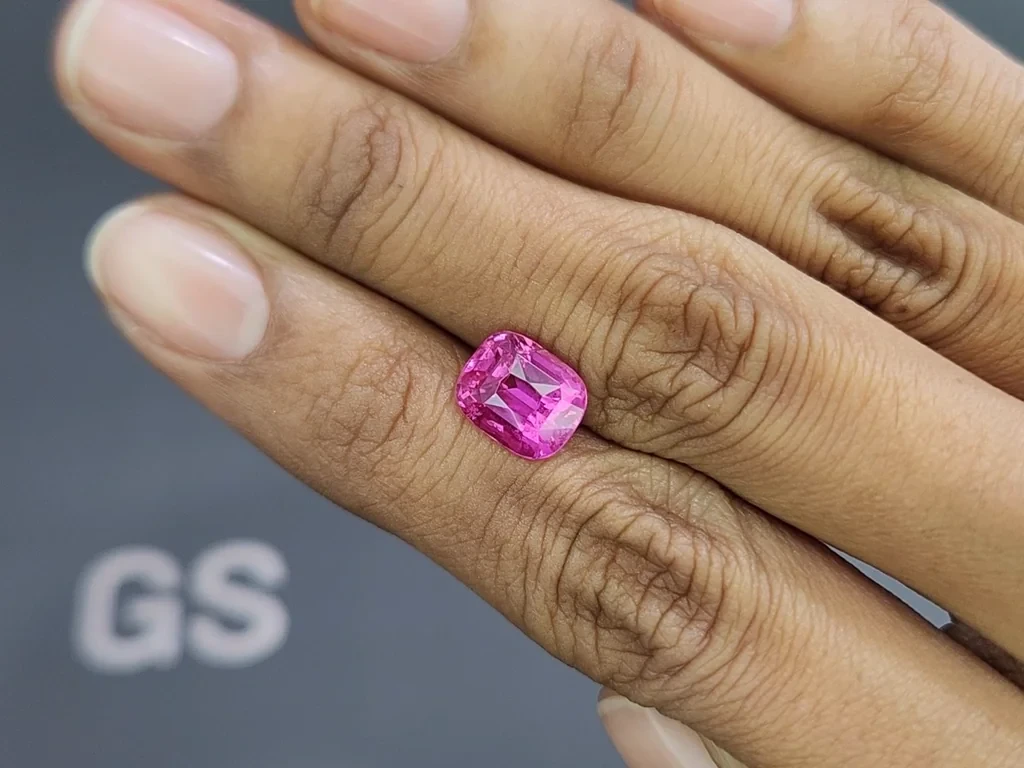 Rare unheated vivid and vibrant pink sapphire in cushion cut 4.01 carats, Madagascar  Image №2