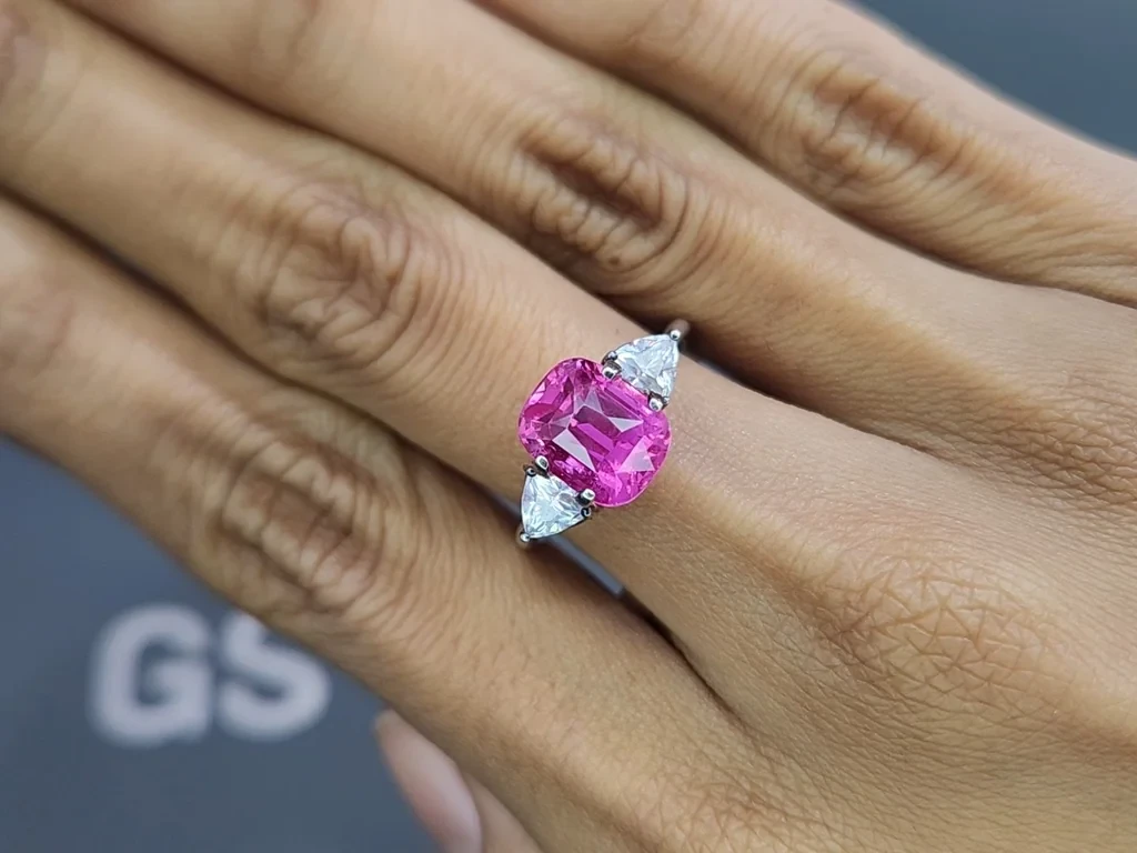 Rare unheated vivid and vibrant pink sapphire in cushion cut 4.01 carats, Madagascar  Image №5