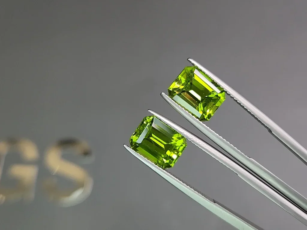 Pair of peridots from Burma in octagon cut 7.70 carats  Image №3