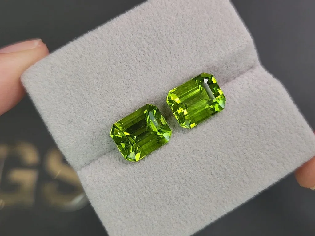 Pair of peridots from Burma in octagon cut 7.70 carats  Image №4