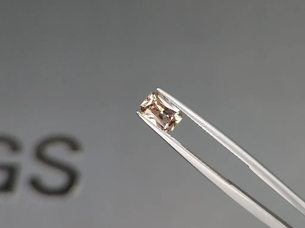 Pastel yellow sapphire in radiant cut 0.98 carats, Madagascar  Image №3